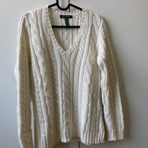 Cable knit patter jumper in ivory with a V neck shape, cotton. It is in perfect condition, never worn