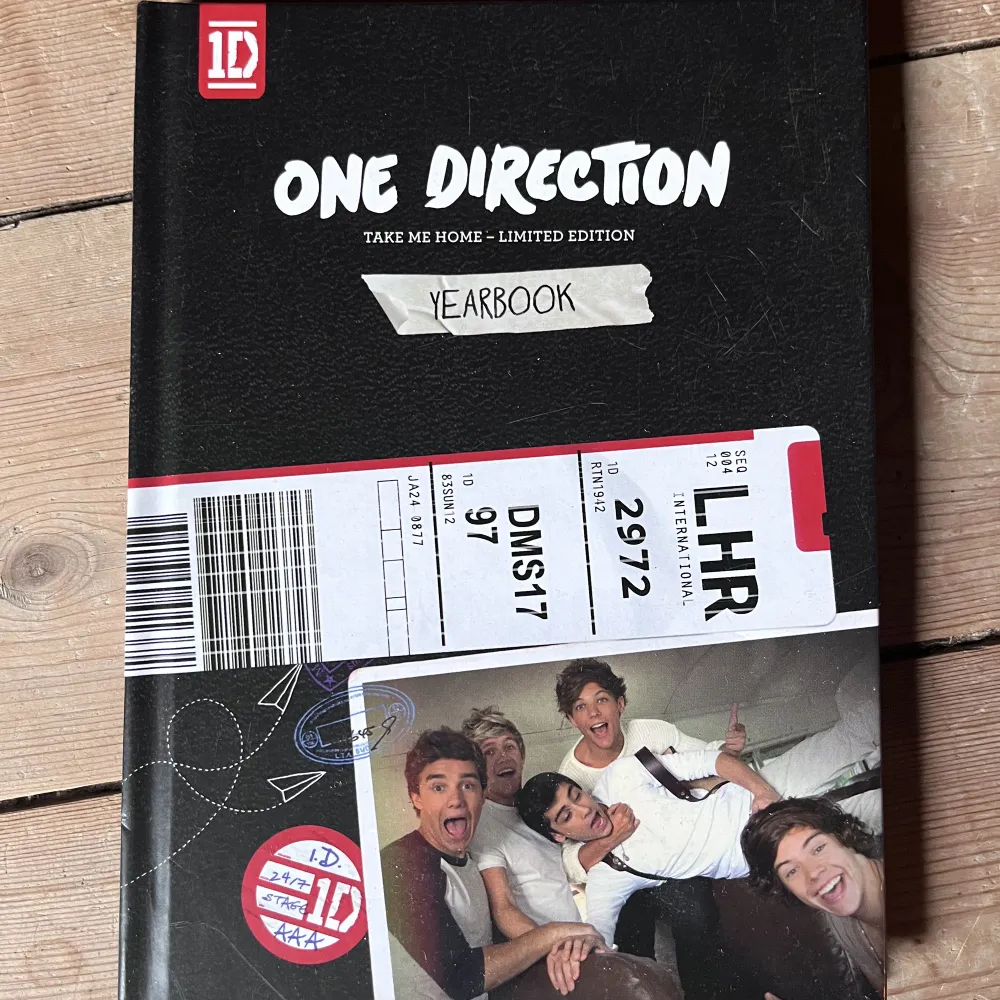 1D bok, cd skiva ingår och i boken finns det autografer/posters på de o massa annat! Jättebra skick och limited edition så det går inte att få tag på längre!. Övrigt.