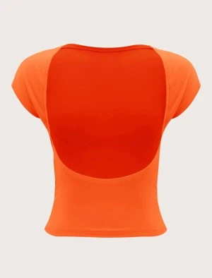 Backless top - Säljer denna orange backless top. Den är använd en gång men kände inte att det var rätt färg på mig. Är i nyskick och har inga defekter. 🧡