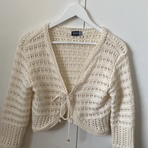 Stickad kofta med knytdetalj - Säljer en stickad fin kofta med knytdetalj framtill , den är helt ny aldrig använd💕storlek m/s