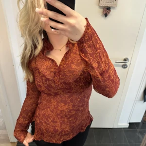 mönstrad blus - så snygg mönstrad blus från esprit❤️‍🔥 står ingen storlek i den men skulle säga att den passar Xs-M beroende på vilken passform man vill ha