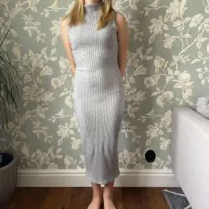 Jättefin grå kläning frå TopShop som inte finns i lager längre. Klänningen är en långklänning fast går att göra till en kort kläning, se bild två. Klänningen är i bra skicka och är i storlek 34. Priset går att diskutera☺️