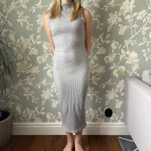 Klänning - Jättefin grå kläning frå TopShop som inte finns i lager längre. Klänningen är en långklänning fast går att göra till en kort kläning, se bild två. Klänningen är i bra skicka och är i storlek 34. Priset går att diskutera☺️