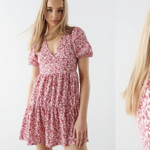 Rosablommig klänning - En rosablommig sommarklänning som jag köpte förra året. Har inte använt så mycket då jag inte är en klänningstjej men annars tycker jag att den är jätte fin. 