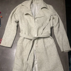 Beige kappa - En varm och gosig kappa som passar perfekt till hösten/vintern. 