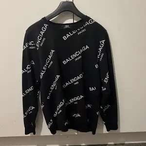 Helsvart Balenciaga tröja med skrift över tröjan i bra skick.  