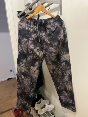 Cargos - Ett par snygga cargo byxor från Nike (Jordan). De är i princip nya då de endast är testade.Storlek M