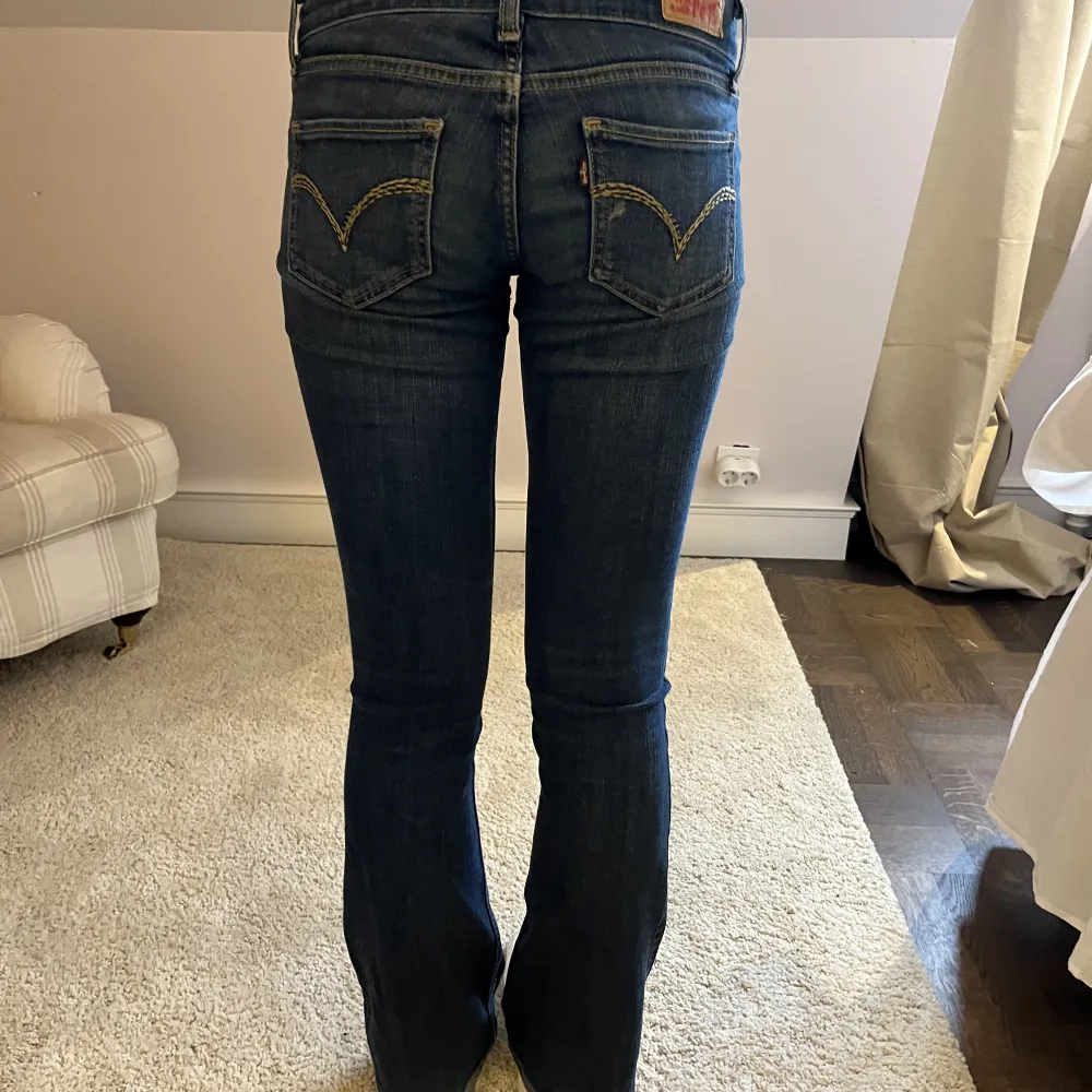 Säljer dessa vintage jeansen från Levis som tyvärr inte kommer till användning💗. Jeans & Byxor.