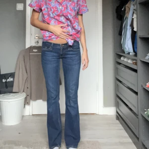 Lågmidjade jeans - Lågmidjade blåa Levis jeans☺️står ingen storlek, men passar mig som vanligtvis har storlek s/36