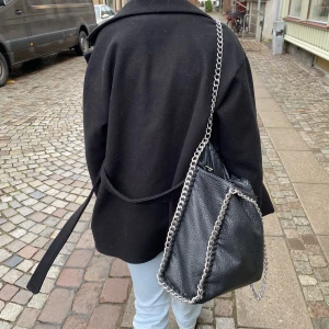 Kappa - En jättefin kappa i jättefint skick, den är lite oversized men passar typ alla för den är snygg som oversized❤️kom gärna med prisförslag, tveka inte om att höra av er❤️fick den helt ny i sen vår men är inte använd mer än 10 ggr
