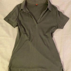 Olivfärgad pikétröja  - Fin olivfärgad tröja i M. 100% bomull 