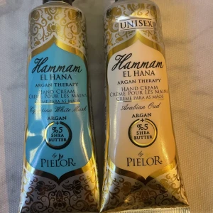 Handkrämer  - 2 st handkrämer köpta på Normal för 20 kr/st ❤️ Dem har inte kommit till användning så därför säljer jag dem för 5kr/st💖❤️Aldrig använda, dofterna är Arabican Oud och Egyptian White Musk❤️Perfekt nu inför hösten och vintern då händerna lätt blir torra💖