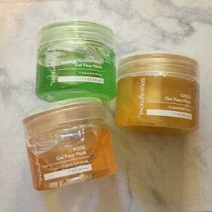 Ansiktsmasker  - Ansiktsmasker köpta på Normal 10kr per burk eller alla för 20 kr💖 Alla är helt nya och inte använda  Den gröna är rengörande, den rosa är återfuktande och den guldiga är någon form av anti-aging❤️💖