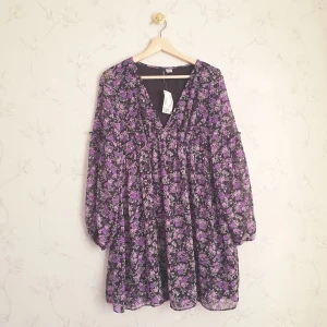 Blommig vår sommar klänning H&M - 💜FÖRST TILL KVARN!💜 Säljer denna helt nya oanvända chiffong klänningen från H&M. Aldrig använd, endast testad och tagen bild med, lapp kvar🧞‍♀️ Skir, mönstrad med fina lila blommor & har luftiga volanger🌸💕 Vill bli av med ASAP! ~ 140 + frakt. 