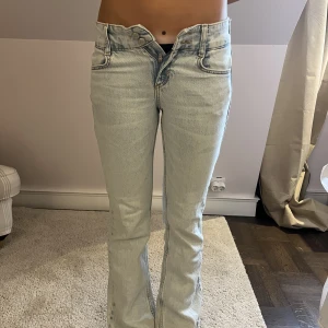 Ljusblåa low waist jeans - Säljer ett par ljus blåa low waist jeans från pull and beat och säljer pga att dom är för små❤️