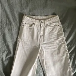Högmidjade vita jeans från weekday sparsamt använda. 