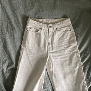 Weekday jeans - Högmidjade vita jeans från weekday sparsamt använda. 