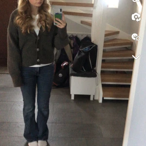 Lågmidjade jeans - Säljer dessa supersnygga lågmidjade jeans från Gina i storlek 34, jag är 164. Köpta för 500, nyskick💕