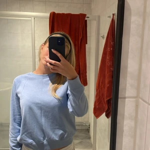  ljusblå collegetröja🩵 - ljusblå collagetröja från lager 157. Super fin och bra att ha i garderoben, säljer för att den är lite för liten för mig🩵