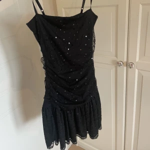 Svart glittrig klänning - Söt klänning med paljetter i xs, den sitter lite tajtare upptill och sedan är de som en volang kjol ner till💞