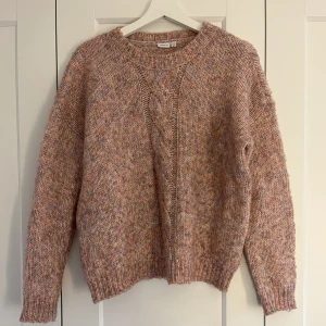 Stickad tröja  - Stickad tröja från name.it. Tröjan är i barnstorlek men jag skulle säga att den är ungefär xs☺️ Vid frågor är det bara att höra av sig!💕