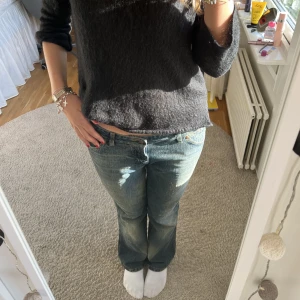 Lågmidjade jeans Wrangler - Säljer de snyggaste lågmidjade utsvängda jeansen med perfekt tvätt och coola detaljer😍😍 Står att de ska vara L34 men skulle snarare säga L32🌸Skriv för fler bilder!