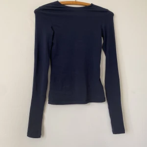 Slim fitted long sleeve- weekday - Jag säljer min tröja som är alldeles ny, bara testad( har fortfarande prislappen kvar) eftersom den var för liten för mig.  Jättefin och en bra basic topp för vardagen. Ge gärna prisförslag!💕
