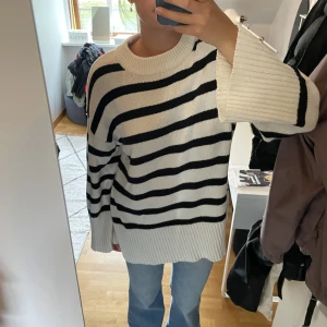 Randig stickad tröja från Gina  - Randig stickad tröja från Gina Tricot i stl L. Mycket bra skick! Köparen står för frakten😊