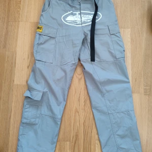 Corteiz  - Ett par gråa Corteiz Cargo byxor som inte kommer till någon användning.  Skick: 8/10   Storlek: M (passar bra på mig som är 179 men är lite för stora)  Priset kan diskuteras och fråga gärna om ni vill ha fler bilder!