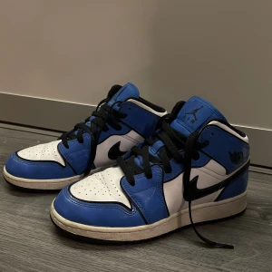 jordnas - Intressekoll på mina jordans 1 signal blue mid, i ett bra skick! Nypris 3500, tänker mig runt 1500 för dem. Få defekter, kom privat för fler bilder 💙 Strl 39!