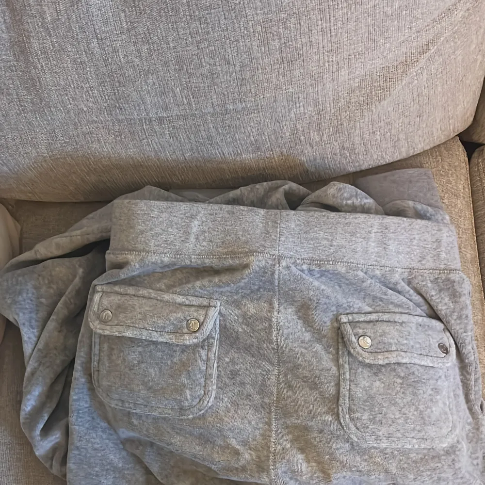 Säljer mitt juicy set i färgen grey marl, byxorna är storlek S och koftan M. Helt oanvända pris kan diskuteras . Jeans & Byxor.
