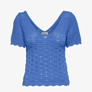 Blå stickad T-shirt  - Säljer min söta ”stickade” topp som är köpt från zalando och som är helt slutsåld, säljer då den inte används:)  Inte såld!!