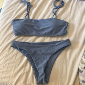 Blå SHEIN bikini  - Söt blå bikini från SHEIN, använt ungefär två gånger! 