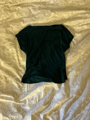 Tröja med bar rygg - Säljer denna superfina T-shirt med bar rygg från shein som aldrig är använd! 