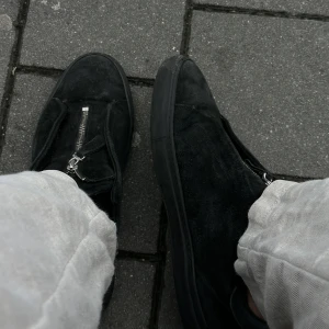Axel Arigato Clean 90 ZIP Sneaker - Snålt använda skor i bra skicka, låda finns. 