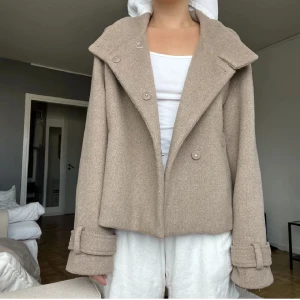 Beige kappa - Säljer denna beigea kappa från NAKD. Kom med prisförslag😍 ANVÄND INTE KÖP NU (lånade bilder)