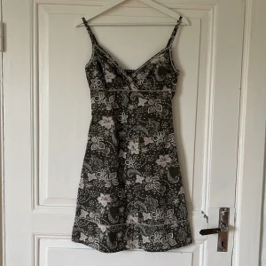 Klänning - En jättesöt klänning från H&M🤍Jag har köpt den på second hand men jag får tyvärr ingen användning av den. Skriv vid fler frågor🤍🤍