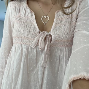 Trekvartsärmad Rosa Odd molly blus - Säljer denna superfina ljusrosa blusen från Odd molly i storlek 0. Den är i superfint skicka