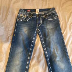 Jätte fina, bra skick true religion jeans som inte kommer mer till användning! Jeansen är storlek 31 men har väldigt strechigt material ☺️❤️