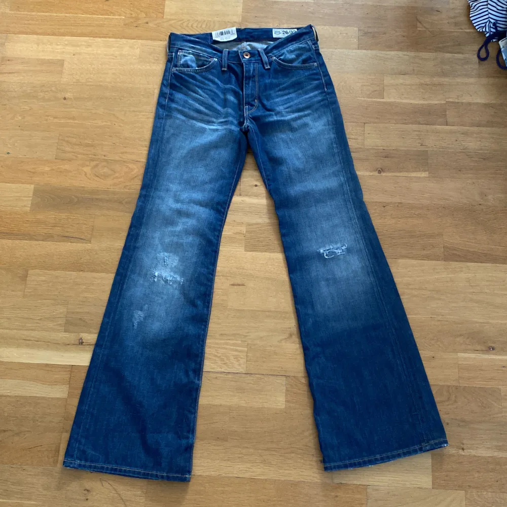 Low/mid jeans, mörkblå flared jeans köpta från Plick men sol tyvär inte passa. Är från märket crocker. Orginal pris 600 kontakta mig vid intresse💕. Jeans & Byxor.