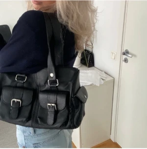 Svart väska - Jättesnygg svart väska som är i mycket bra skick. Säljer för att den inte kommer till användning 🪽