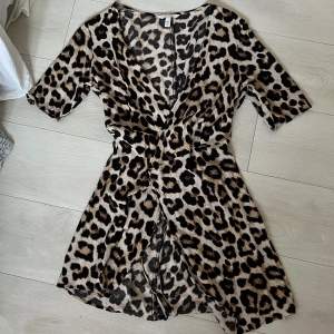 Säljer nu min älskade favorit klänning i leopardmönster ifrån H&M. Har tyvärr växt ur den och den är nu för liten. Klänningen är i mycket bra skick och otroligt fin. Storlek M. 
