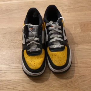 Gula Air forces 1 - Hej, jag säljer dessa svarta, vita och gula Nike airforces 1 i storlek 38. Generellt sköna skor och har haft dom men växit ur dom. Nypris 1100kr. Vid frågor och funderingar är det bara att skriva till mig.