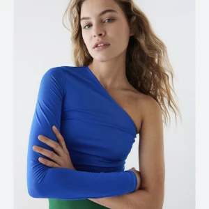 One shoulder topp - Fin blå one shoulder topp i en jätte fin blå färg som endast är använd en gång! Nyskick 💙