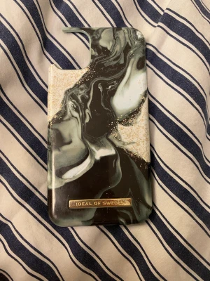 Ideal of sweden skal - iPhone 11 skal, lite söndrigt o lite ”rostigt”, färgen har släppt lite i själva loggan, annars är skalet bra!