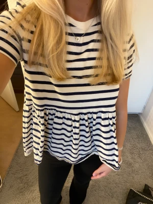 Randigtopp - Säljer denna snygga toppen från Zara då den bara kommit till användning 1 gång💕