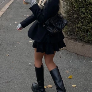 Prickig kjol  - Svart prickig kjol från hm. 