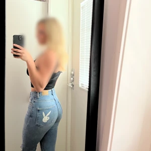 Playboy Jeans - Jeans från Gina tricot i modellen Lhea. Har själv målat dit en playboy kanin på rumpan som hållt i tvätten❤️‍🔥 Jag är 164