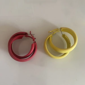 Örhänge - Två par gulliga örhänge, 30 för båda! 15 för ett par💛