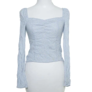 Blommig topp - Supersöt blommig topp med fina detaljer🌼💙 köpt på Sellpy men var tyvärr för liten på mig så säljer vidare 💗